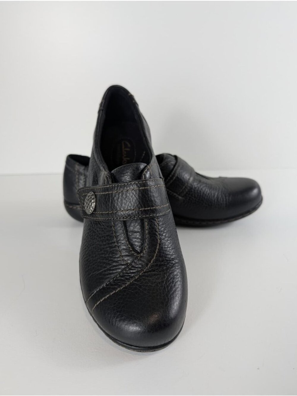 Clarks Women's Black Leather Slip-On Shoes Size 8M Comfortable Casual Style